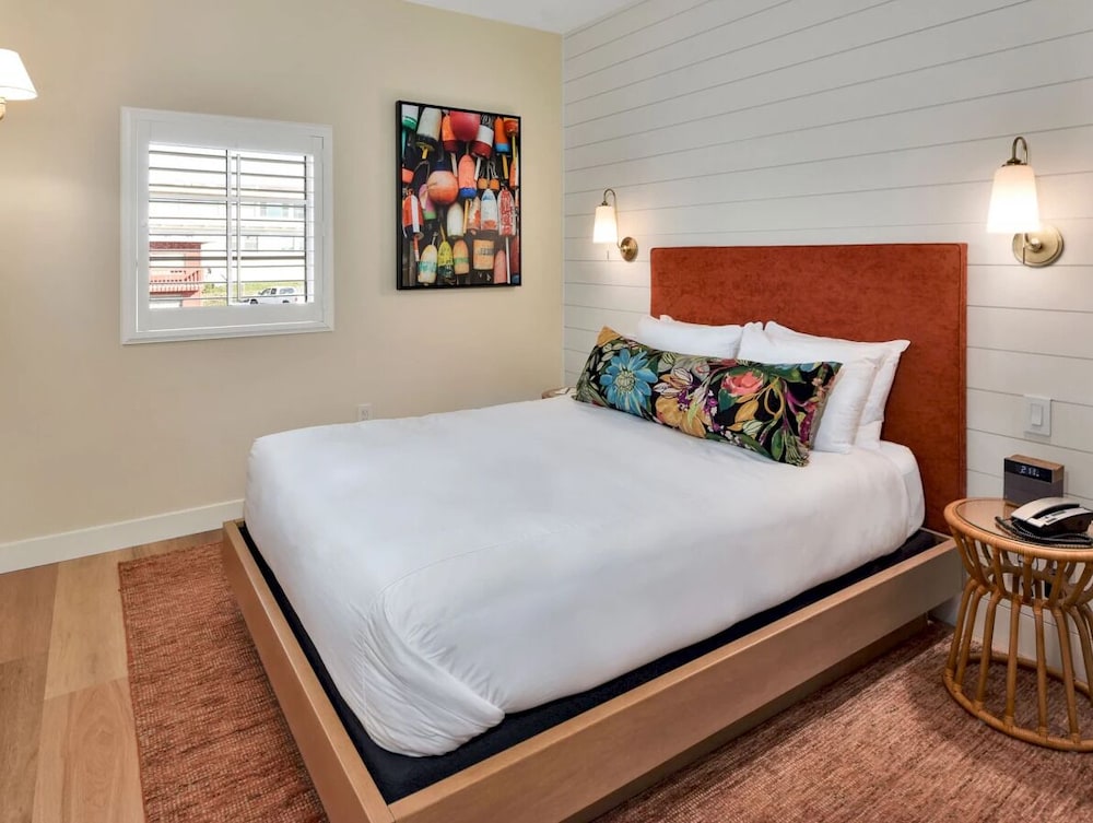 Double Room, Private Bathroom (QUEEN BED - Town View) photo 3