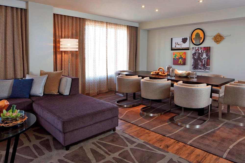 Suite, 1 King Bed - Photo 1
