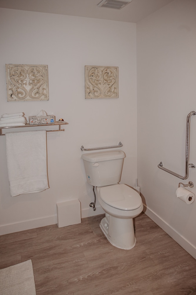 # 4 - New Lodge Queen Kitchenette (WCA) - Pets Allowed photo 3