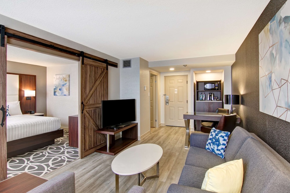 Lifestyle Suite, 1 Queen Bed with Sofa Bed, Accessible - Photo 4