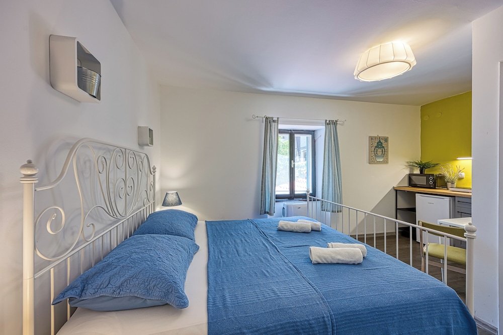 Family Studio (Orange Studio Apartment)
