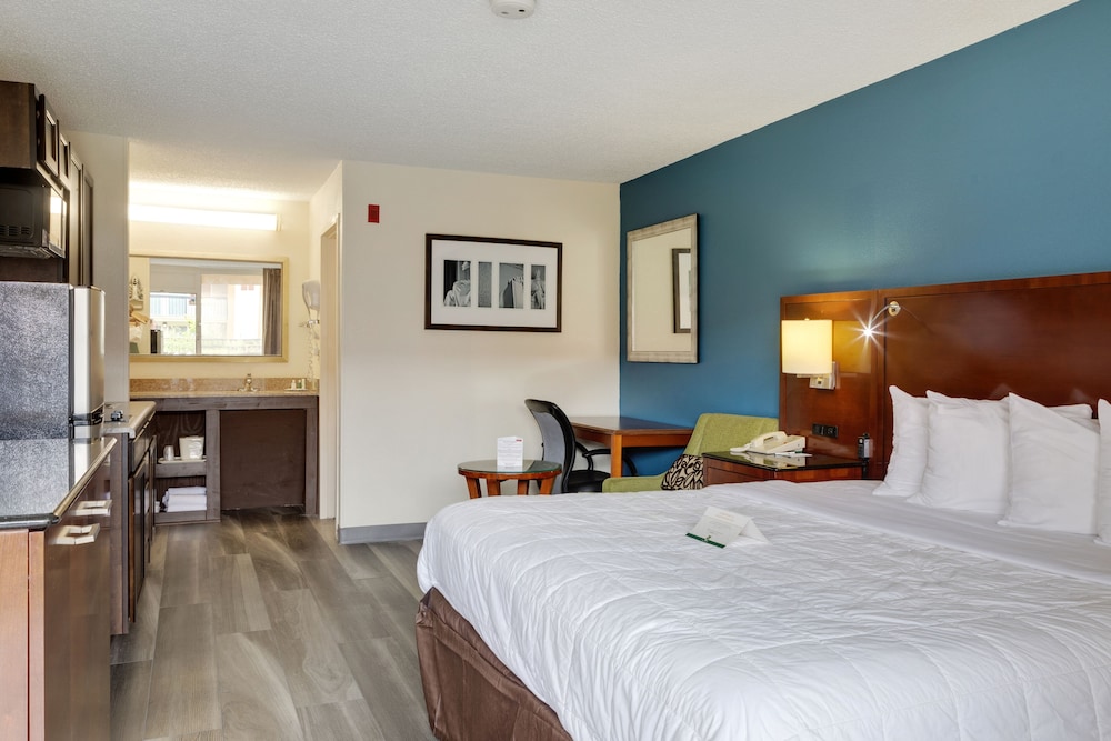 Standard Room, 1 King Bed, Non Smoking - Photo 2