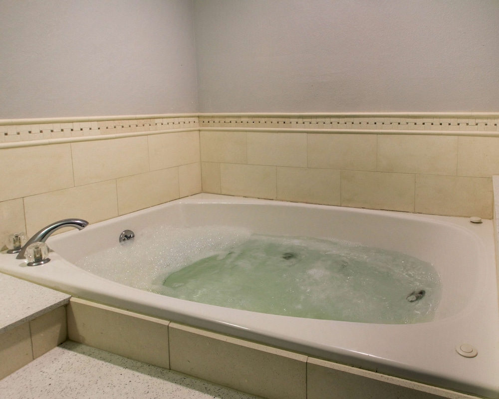 Suite, 1 King Bed, Non Smoking, Jetted Tub (with Sofabed) - Photo 3