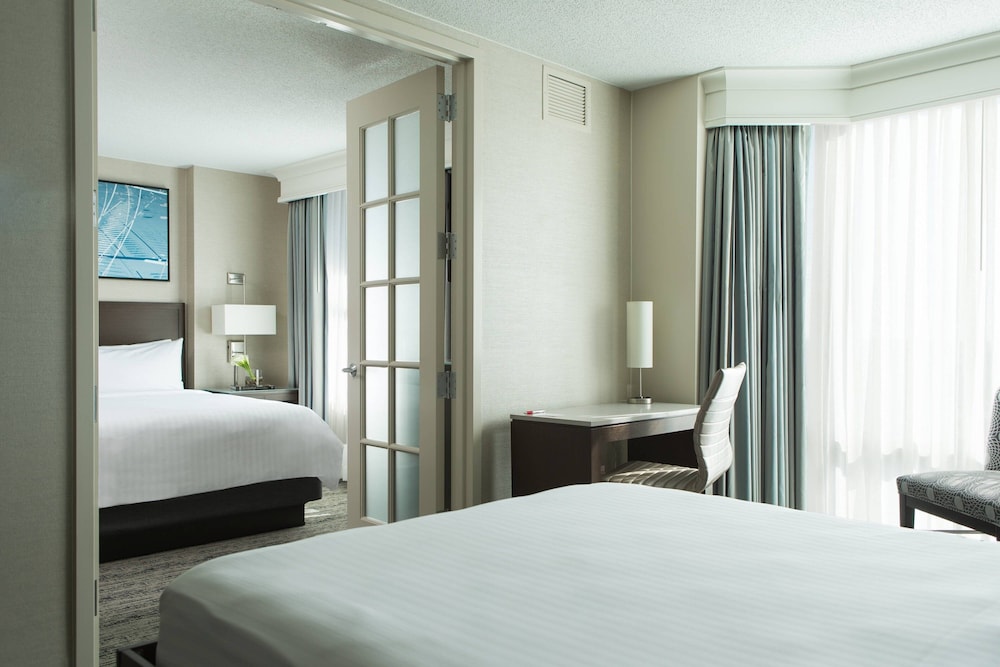 Suite, 1 King Bed - Photo 4
