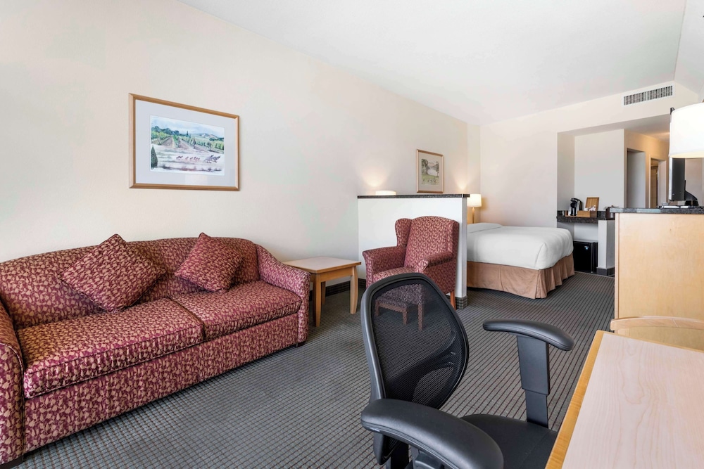 Executive Room, 1 King Bed, Balcony, Tower (with Sofabed) - Photo 1