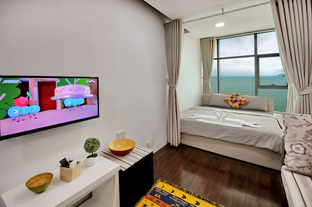 City Apartment, 2 Queen Beds, Kitchenette, Beach View