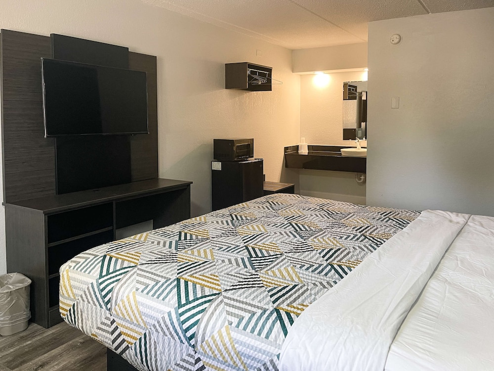 Standard Room, 1 King Bed, Accessible, Non Smoking - Photo 1
