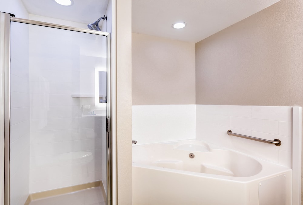 Standard Room, 1 Twin Bed, Jetted Tub - Photo 6