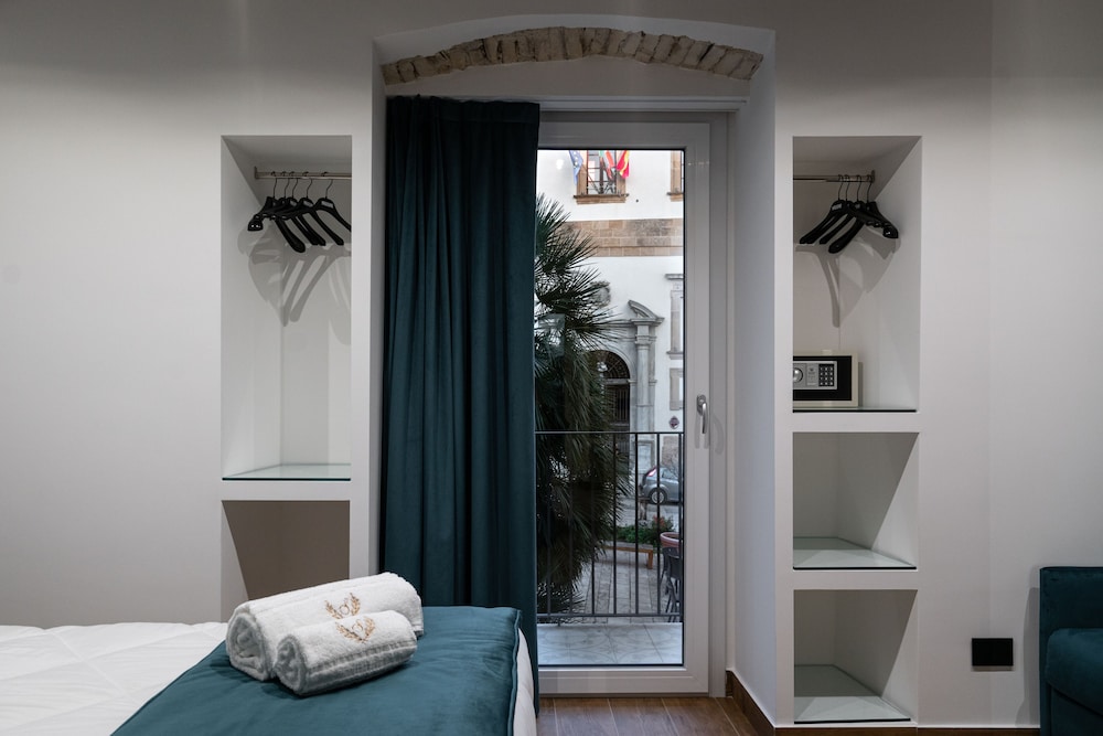 Superior Triple Room, 1 Bedroom, Non Smoking, City View photo 2