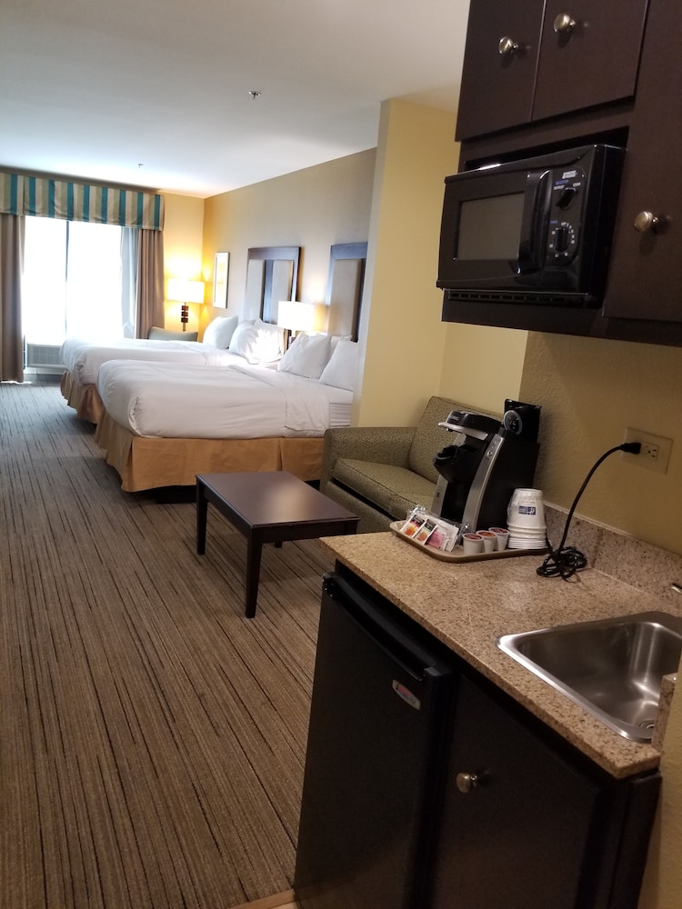 Suite, 2 Queen Beds (Extra Floor Space) photo 3