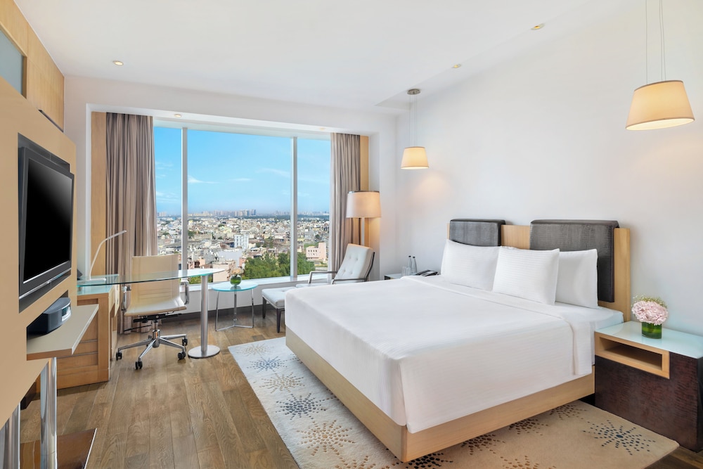 Standard Room, 1 King Bed photo 3