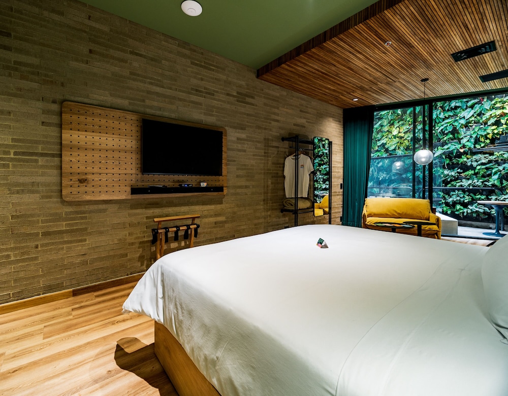 Grand Studio Suite, 1 King Bed, Hot Tub, Ground Floor photo 2