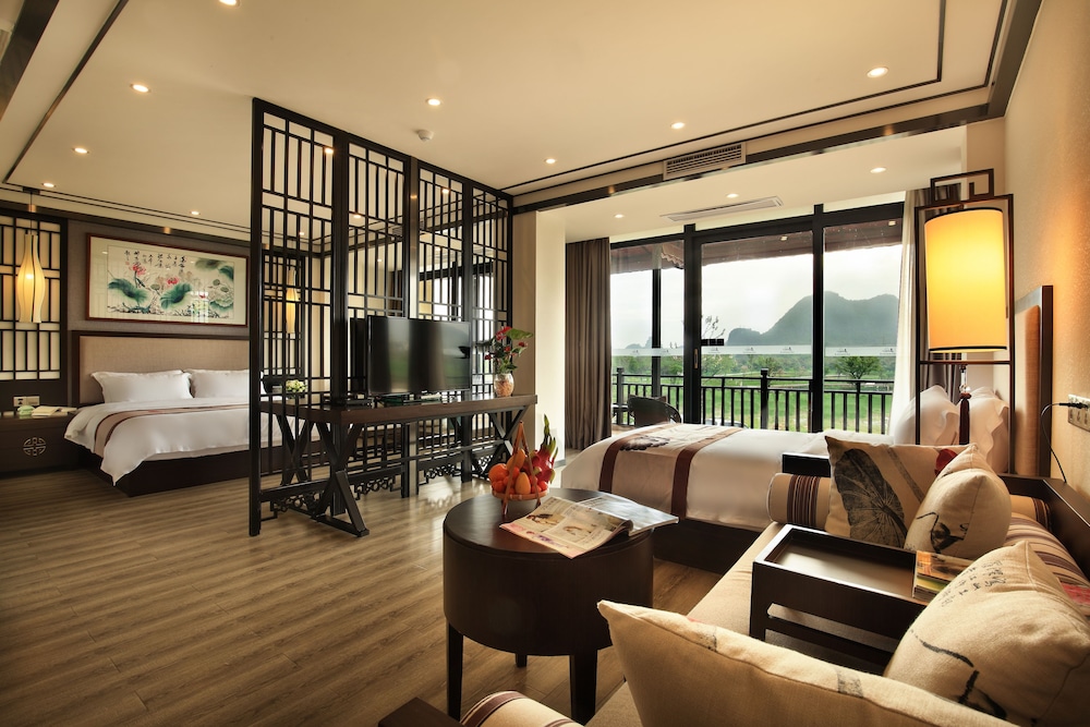 Deluxe Suite, 1 Bedroom, Bathtub, Hill View photo 1