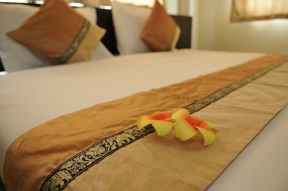Deluxe Double or  Twin with Breakfast and Airport Transfer - Photo 3
