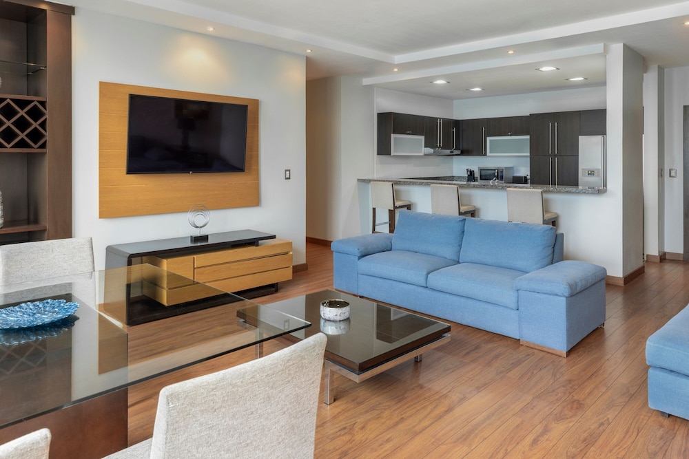 Suite, 2 Bedrooms - Photo 7