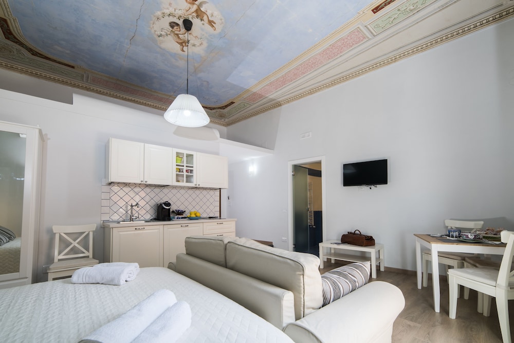 Deluxe Triple Room, 1 Bedroom, City View photo 2
