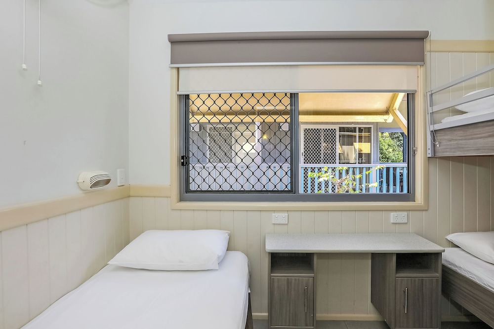 Deluxe Cabin - Sleeps 5 - Dog Friendly photo 2
