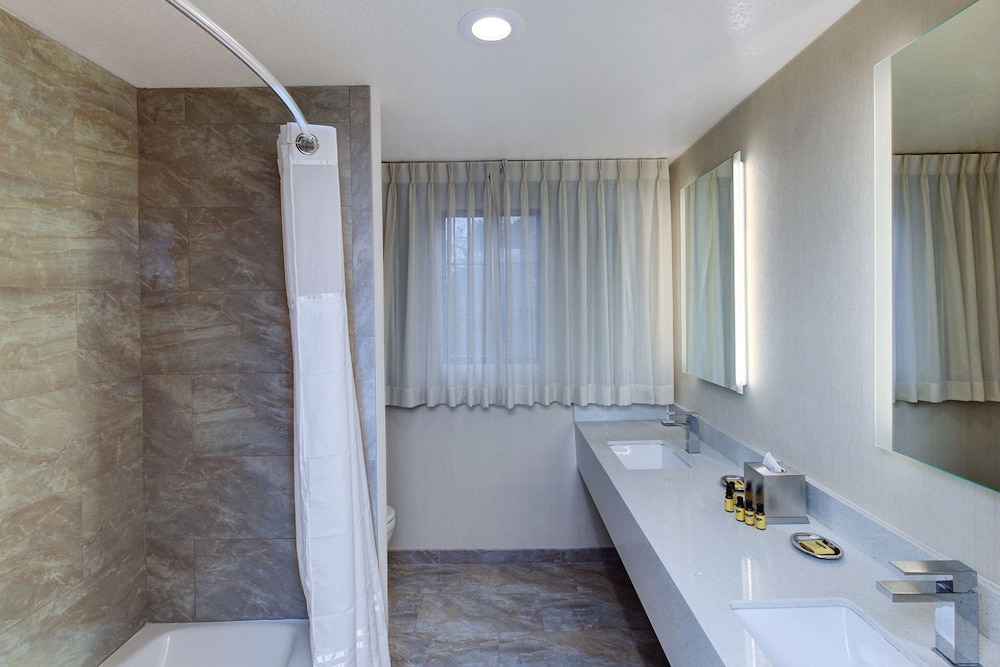 Suite, 1 King Bed, Non Smoking, Refrigerator - Photo 5