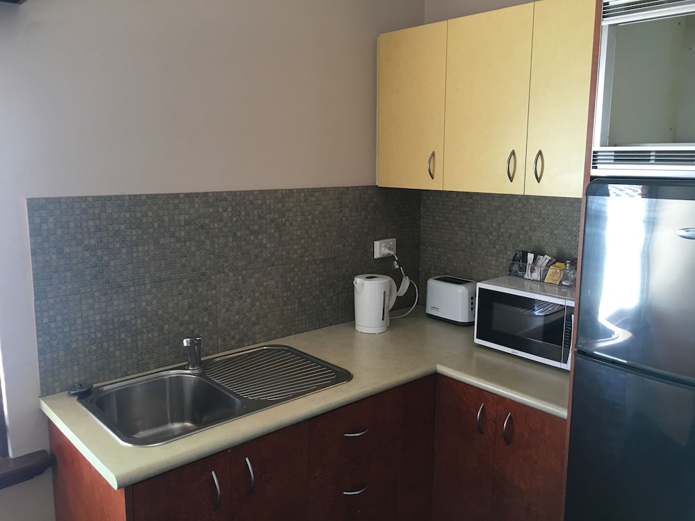 Standard Room, Non Smoking, Kitchenette (Queen Suite) photo 3