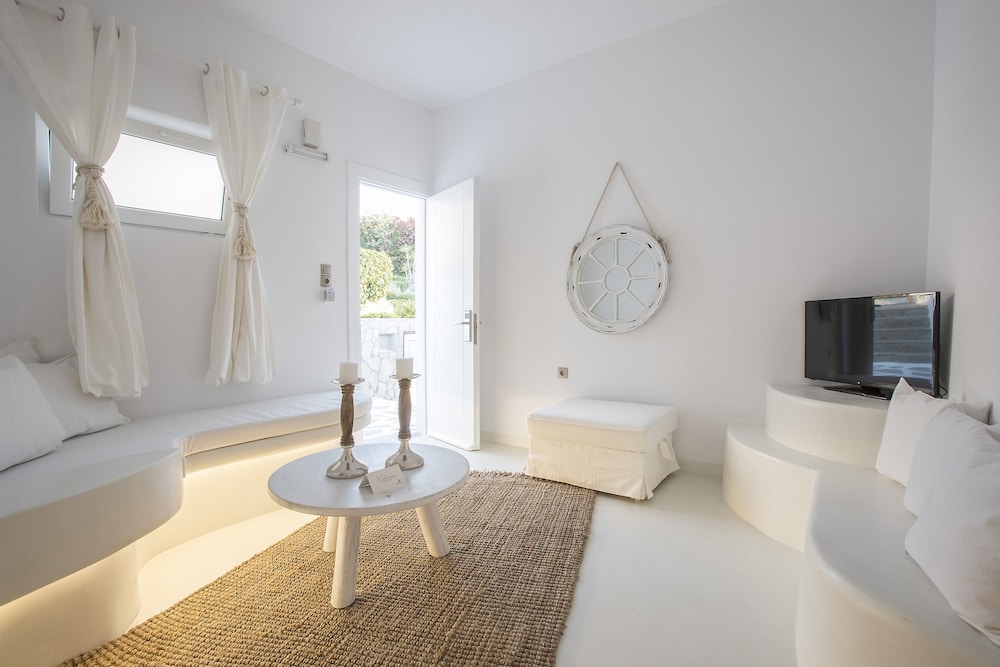 Superior Suite - Photo 7