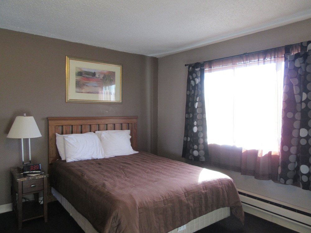 Single Room, Refrigerator & Microwave photo 3