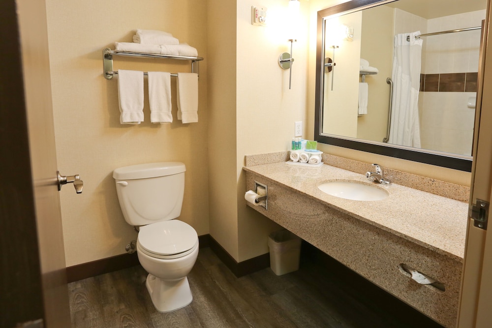 Standard Room, 2 Queen Beds - Photo 4