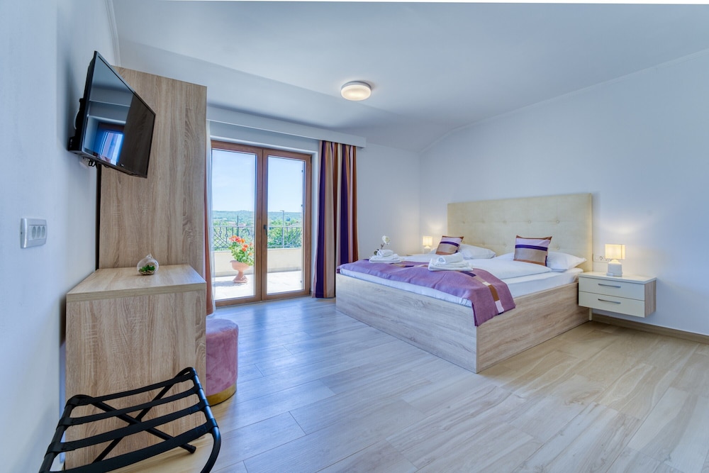 Family House, Multiple Bedrooms, 2 Bathrooms (Villa Mare With Private Pool And)