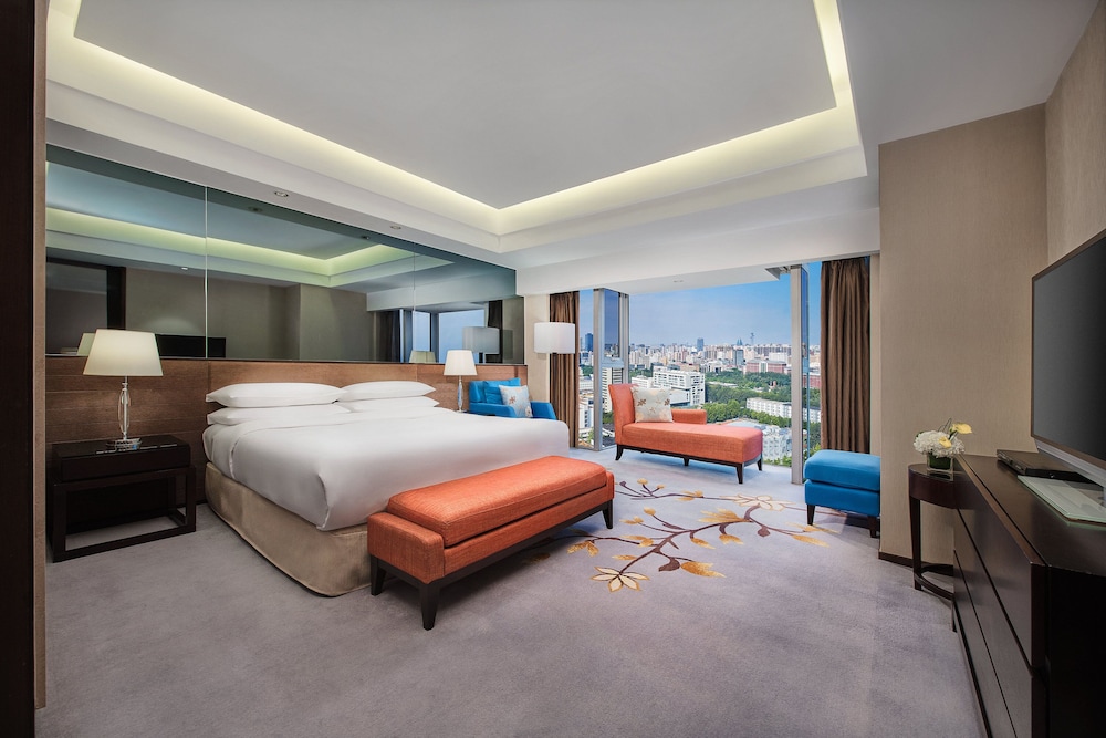 Suite, 1 Bedroom, Club Lounge Access (Living) - Photo 10