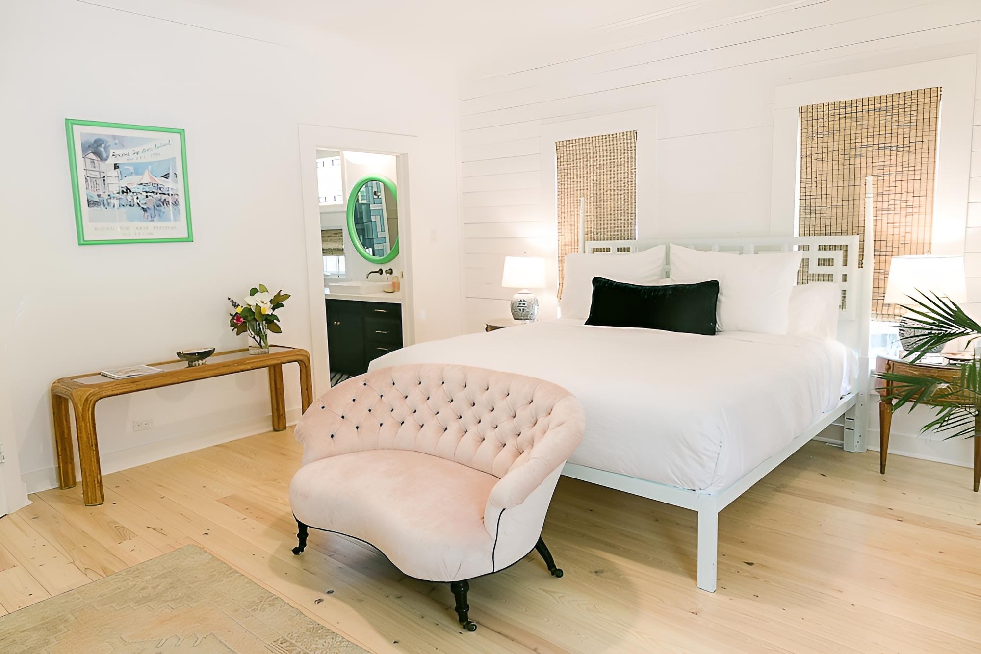 Basic Room, 1 King Bed, Non Smoking - Photo 1