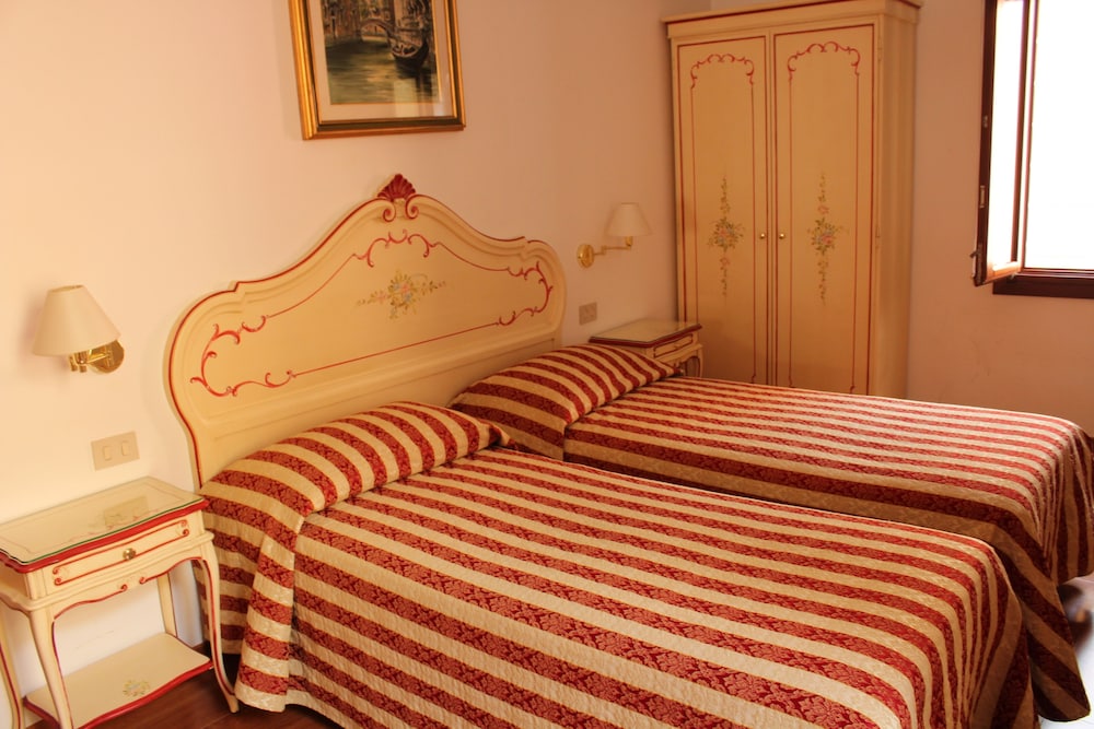 Double or Twin Room photo 2