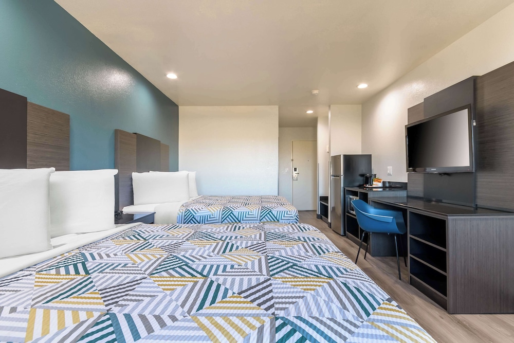 Standard Suite, 2 Queen Beds, Non Smoking, Refrigerator & Microwave - Photo 3