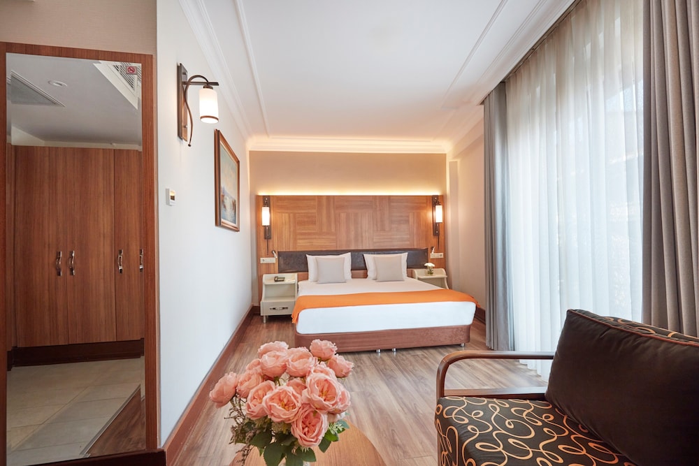 Junior Suite, 1 Bedroom, Balcony, City View photo 2