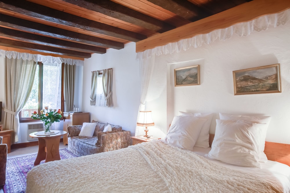 Double Room South - First Floor, garden view