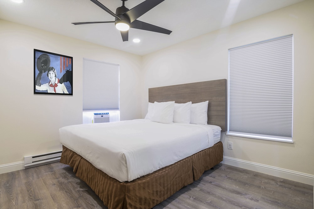 Suite, 2 Bedrooms - Photo 5