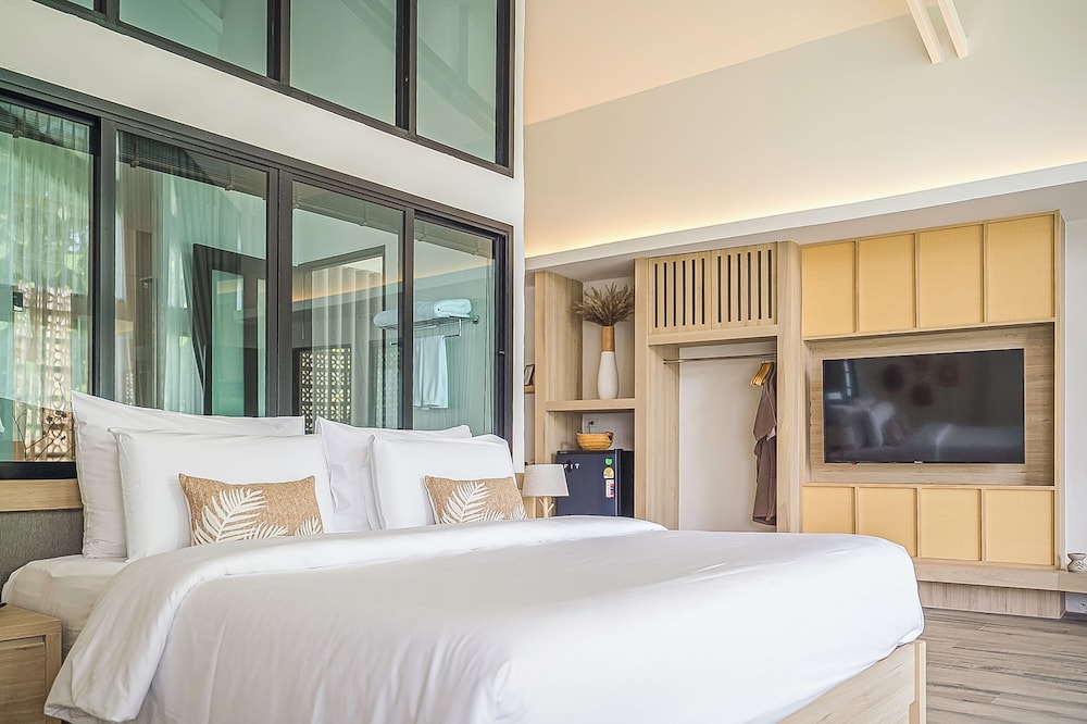 Premier Room, 1 King Bed - Photo 1
