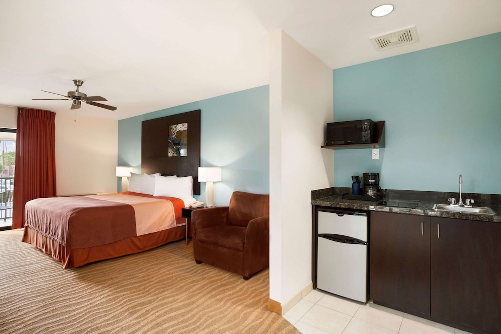 Studio Suite, 1 King Bed, Non Smoking (Upper Floor) - Photo 4