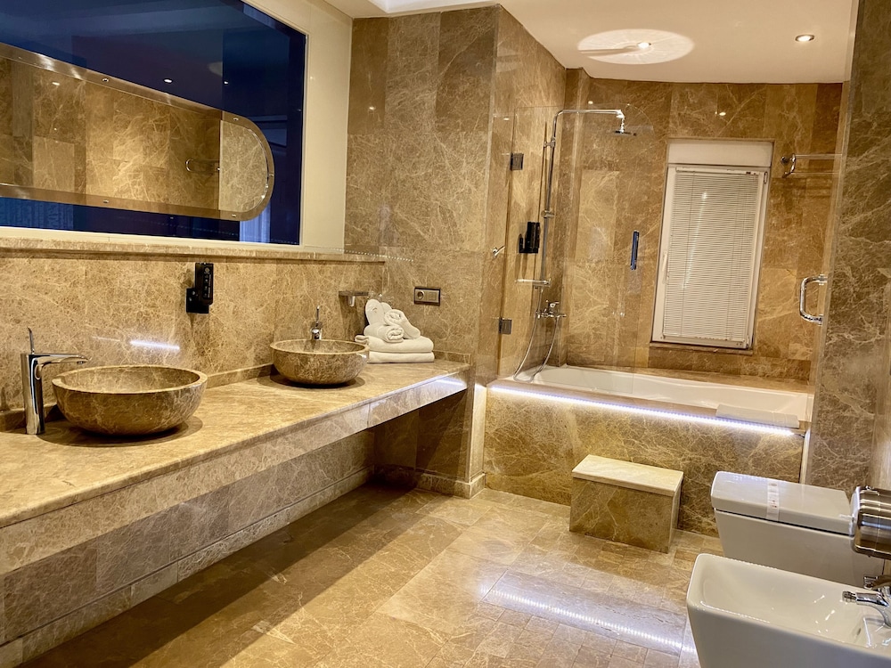 Exclusive Studio Suite, Jetted Tub, City View photo 2
