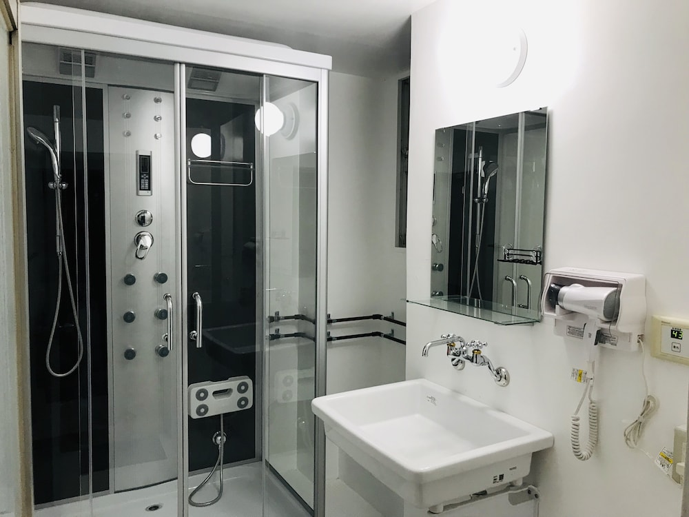 Quadruple Room - 203 thumbnail 5