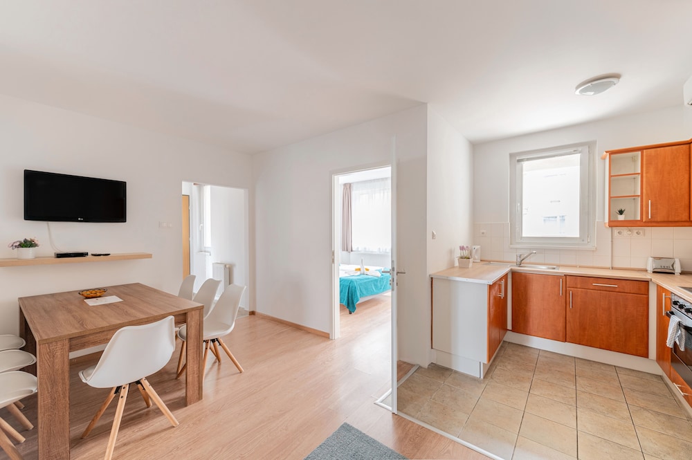Three Bedroom Apartment - Photo 7