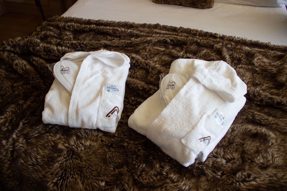 Junior Suite (with Spa Access) - Photo 2