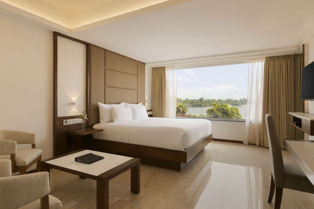 Luxury Room, 1 King Bed, Non Smoking, Lake View - Photo 6