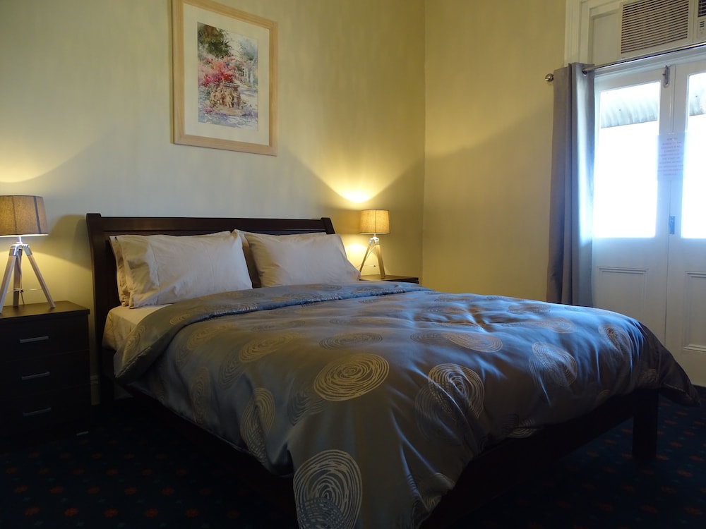 Queen Room photo 2