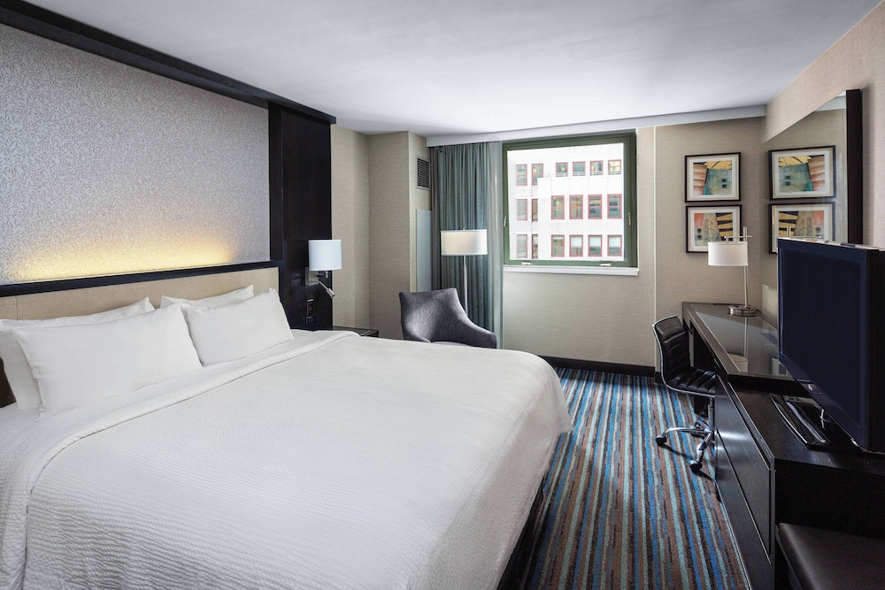 Room, 1 King Bed (Mobility/Hearing Access, Roll-In Shwr)
