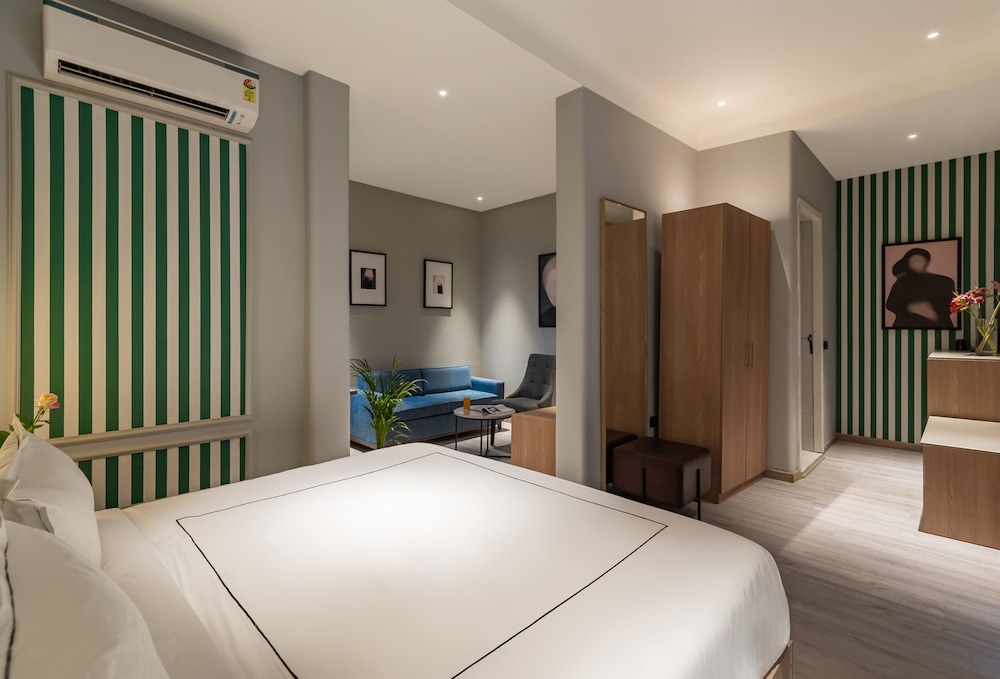 Courtyard Suites with City View bath tub photo 1