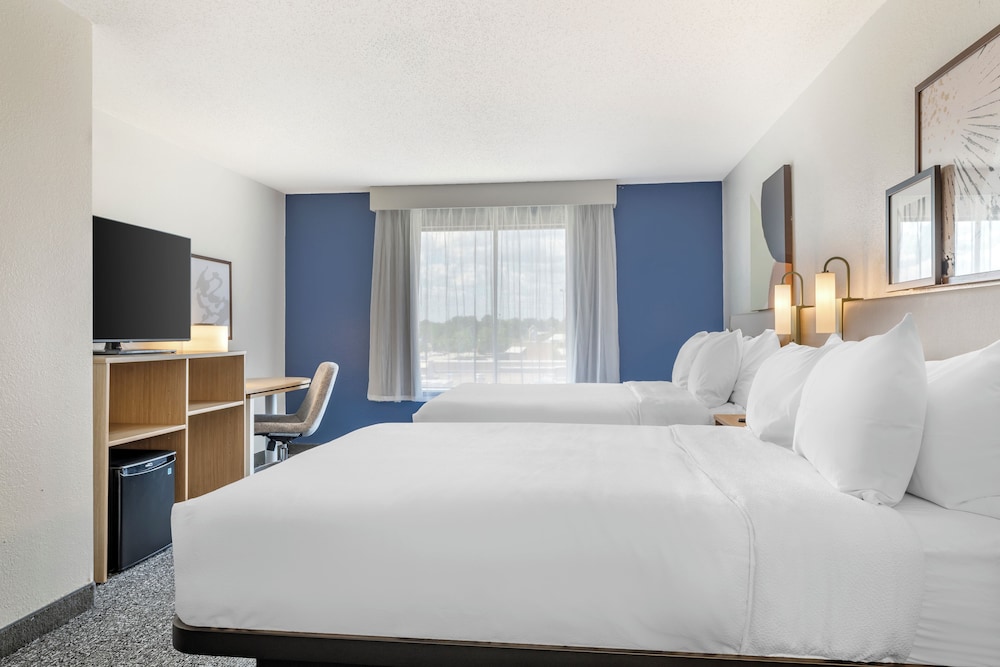Room, 2 Queen Beds - Photo 1