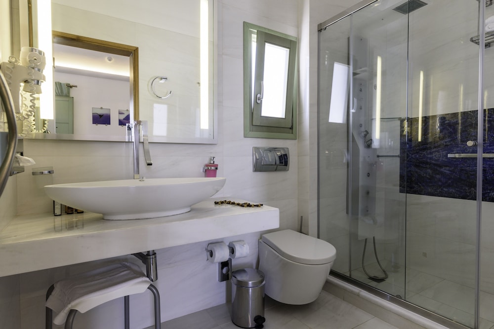 Honeymoon Suite, Jetted Tub - Photo 16