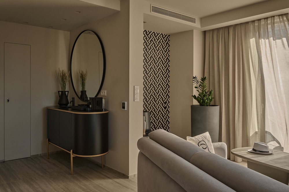 Acropolis Deluxe King Suite photo 2