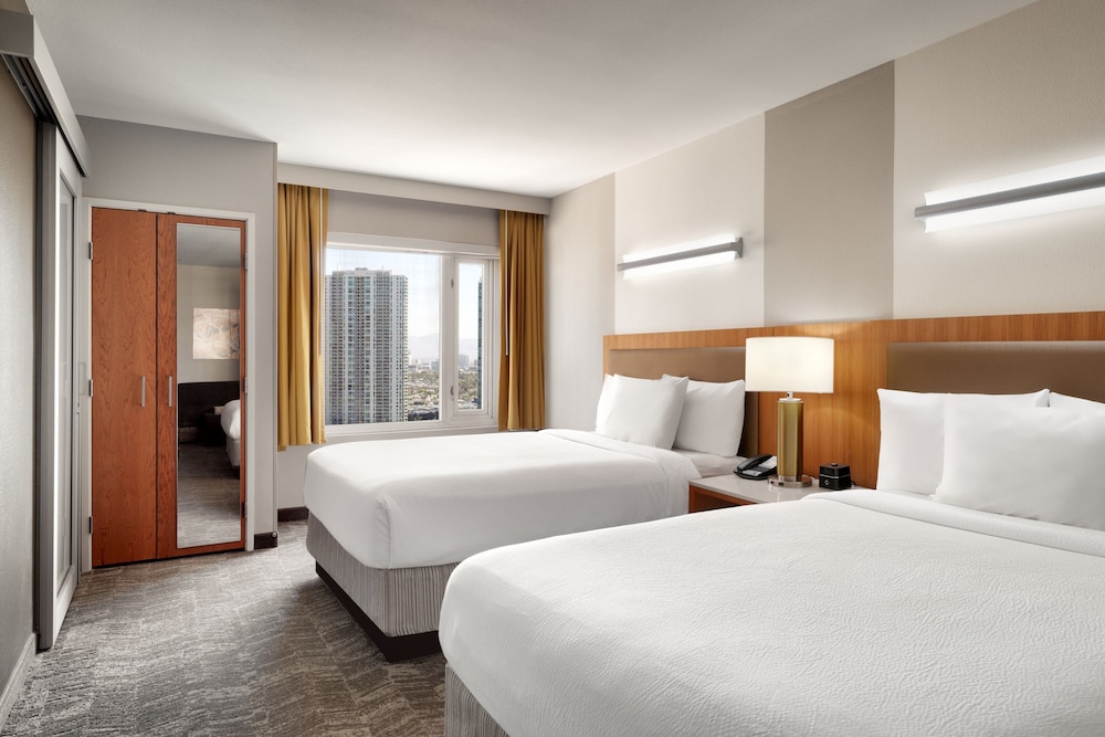 Suite, 2 Queen Beds - Photo 2