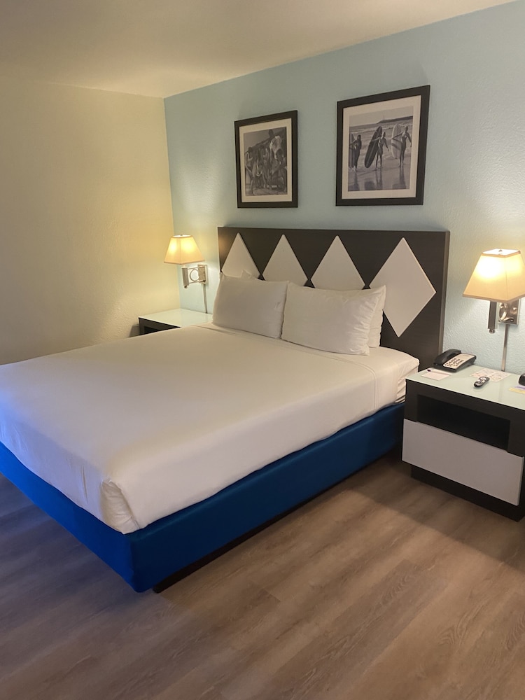 Deluxe Room, 1 King Bed, Pool View, Poolside - Photo 3