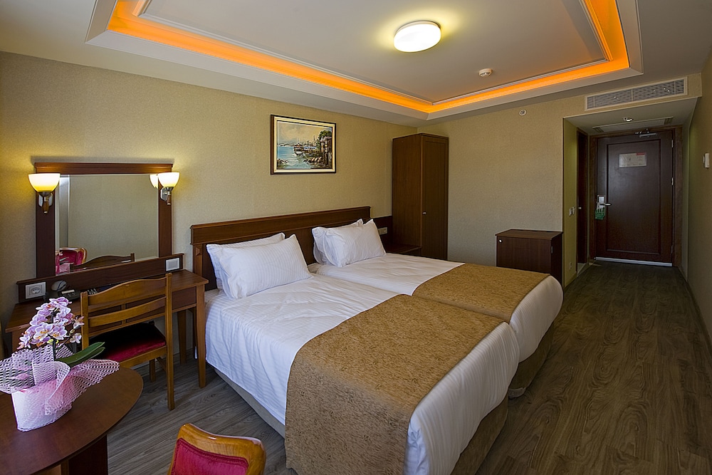 Family Quadruple Room, 1 Bedroom, Non Smoking, City View photo 2